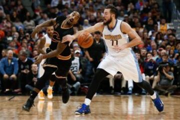 J.R. Smith (5) y Joffrey Lauvergne luchan por la pelota.