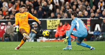 1-2. Error de la zaga del Valencia. Mal pase de Foulquier, Hugo Guillamn no puede controlar el baln y Jude Bellingham solo, en el mano a mano con Dimitievsk,i anota el tanto de la victoria.