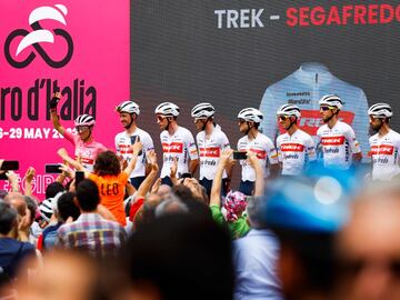 La undécima etapa del Giro con un recorrido de 203 km ha transcurrido entre las localidades de Santarcangelo di Romagna y Reggio Emilia. En la imagen, Juan Pedro López saluda a la afición antes del inicio de la etapa. 