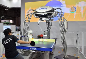 FORPHEUS, un robot de tenis de mesa de cuarta generación desarrollado por el fabricante de componentes de automatización Omron, devuelve la bola a un jugador humano durante una vista previa de prensa en la Exposición Combinada de Tecnologías Avanzadas (CEATEC) Japón en Chiba, Tokio suburbano el 2 de octubre de 2017