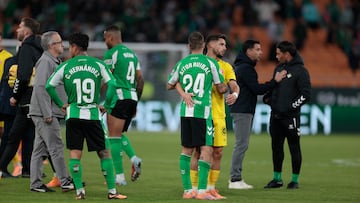 Los jugadores, al término del duelo ante el Girona.