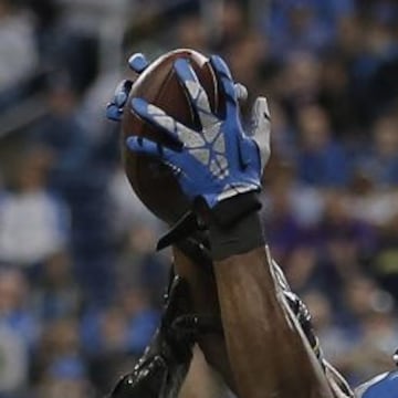 DETROIT, MI - OCTOBER 25: Calvin Johnson volvió a parecerse a Megatron. Lo malo es que Stafford también volvió a parecerse demasiado a si mismo.