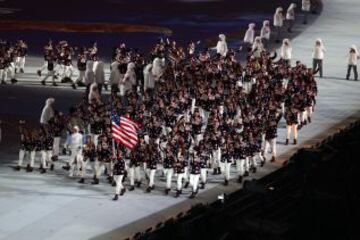 Todd Lodwick del equipo olímpico de Estados Unidos lleva la bandera de su país durante la ceremonia inaugural de los Juegos Olímpicos de Invierno de Sochi 2014 en el Estadio Olímpico Fisht