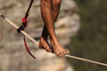 Es un deporte de equilibrio en el que se usa una cinta plana de nylon o poliéster que se engancha entre dos puntos fijos, generalmente árboles, y se tensa. Se diferencia del funambulismo en que en este se camina sobre un cable metálico. En el slackline tampoco se usa ninguna herramienta para ayudarse a mantener el equilibrio, como varas u otros medios.