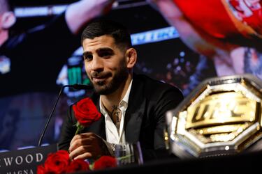 Ilia Topuria muestra el cinturón de campeón de la UFC en la rueda de prensa en el Hotel Rosewood Villa Magna.