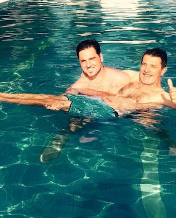 David Bustamante con su padre en la piscina. El cantante publicó esta fotografía en el día de ayer con este cariñoso texto: "Hoy se ha dado bien la pesca!!! Hace un tiempo era él quien me portaba en brazos...❤#TeQuiero #MiPadre #ElJefe#LoPideElAlma #Feliz"