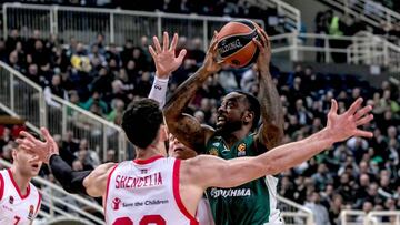 EPA9349. ATENAS (GRECIA), 08/02/2018.- El alero estadounidense del Panathinaikos K.C Rivers (d) se enfrenta a la defensa del ala-pívot georgiano del Baskonia, Tornike Shengelia (i), durante el encuentro de Euroliga entre el Panathinaikos y el Basko