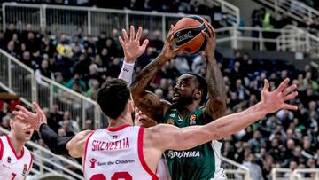 EPA9349. ATENAS (GRECIA), 08/02/2018.- El alero estadounidense del Panathinaikos K.C Rivers (d) se enfrenta a la defensa del ala-p&iacute;vot georgiano del Baskonia, Tornike Shengelia (i), durante el encuentro de Euroliga entre el Panathinaikos y el Basko