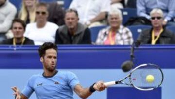 Feliciano L&oacute;pez golpea de derechas durante el partido frente a Thiem