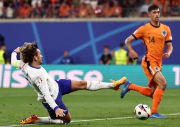 Leipzig (Germany), 21/06/2024.- Antoine Griezmann of France in action during the UEFA EURO 2024 Group D soccer match between Netherlands and France, in Leipzig, Germany, 21 June 2024. (Francia, Alemania, Países Bajos; Holanda) EFE/EPA/ANNA SZILAGYI
