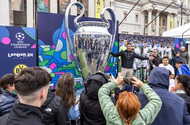 Desde Trafalgar Square hasta Regent Street, los dos grandes puntos de interés para aficionados y turistas, los escudos, banderas y pancartas del Real Madrid y Borussia de Dortmund adornan las calles londinenses.