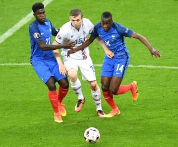 Samuel Umtiti y Blaise Matuidi intentan impedir que Bodvarsson se haga con el balón.