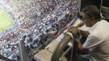 <b>POLÉMICA. </b>Joaquim María Puyal, de Catalunya Ràdio, en el Camp Nou durante el Barça-Villarreal.