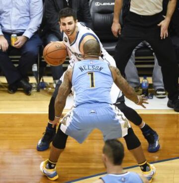 Ricky Rubio intenta driblar a Jameer Nelson.