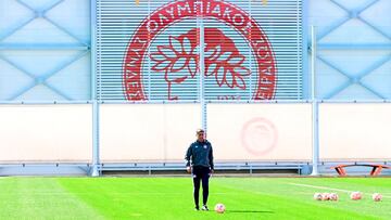 El entrenador español Míchel González, durante un entrenamiento de Olympiacos en Grecia