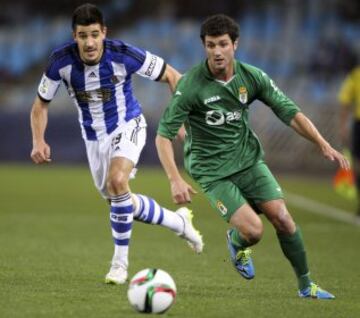 El centrocampista del Oviedo, Eneko Fernández (d), conduce el balón ante el jugador de la Real Sociedad, Yuri Berchiche, durante el partido de vuelta de dieciseisavos de final de la Copa del Rey, que disputan esta noche en el estadio de Anoeta de San Sebastián. 