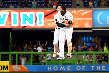 Christian Yelich y Marcell Ozuna, de los Miami Marlins, celebran una carrera en el partido ante los Washington Nationals.