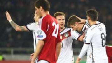 Los jugadores de Alemania celebran el gol de Müller.