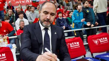 Chus Mateo, entrenador del Real Madrid, pinta en la pizarra antes del partido contra el UCAM Murcia.