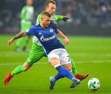 Max Meyer in action for Schalke against Wolfsburg.