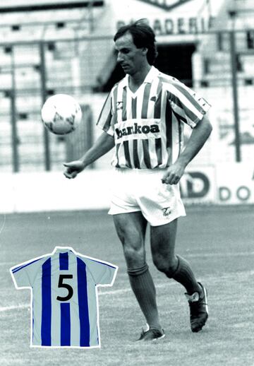 El jugador que más veces ha vestido la camiseta de la Real Sociedad. Toda una leyenda que se quedó a las puertas de los 600 partidos como txuri-urdin. Central alto y expeditivo, internacional absoluto y mundialista, jugó siempre en la Real, y junto a Gajate formaba la temible defensa de la década prodigiosa de la Real.