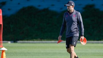 GRAFCAV1942. LEZAMA (BIZKAIA), 05/08/2023.- El entrenador del Athletic de Bilbao, Ernesto Valverde, supervisa el entrenamiento de pretemporada que el conjunto rojiblanco ha celebrado este sábado, previo al amistoso del domingo ante el Manchester United en Dublín. EFE/Miguel Toña
