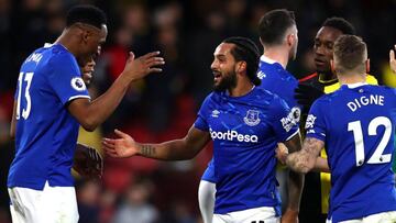 Yerry Mina y Theo Walcott ante el Watford