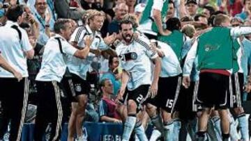 <b>EUFORIA. </b>Los jugadores de Alemania celebraron el tercer gol, el que les daba el pase a la final, abrazándose con los suplentes.