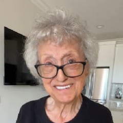 La increíble reacción de una abuela después de que sus nietos le descubrieran su edad real: “Bueno, me veo bastante bien”