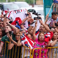 Afición de Chivas le canta a su equipo previo a la Final