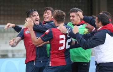 Todos abrazan a Pinilla. Marcó el 2-1 final del Genoa.