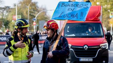 Dos bomberos con una pancarta durante la manifestación de la Coordinadora Unitaria de Bomberos Profesionales (CUBP) para denunciar la gestión de la Emergencia de la DANA, a 30 de noviembre de 2024, en Madrid (España). Más de 5.000 bomberos de toda España protestan junto a otros miles de ciudadanos y distintos colectivos, para denunciar la "descoordinación" que sufren ante tragedias como la DANA que arrasó principalmente Valencia y a favor de la puesta en vigor de la Ley Marco de Coordinación de los Servicios de Bomberos.
30 NOVIEMBRE 2024;BOMBEROS;MANI;PROTESTA;DANA;CUBP;MANIFESTACIÓN;
Ricardo Rubio / Europa Press
30/11/2024