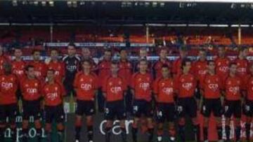 <b>FOTO OFICIAL.</B> La plantilla 'rojilla' posó para los fotógrafos antes de medirse al Peñarol.