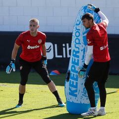 El Valencia se asegura la portería: Rivero renueva hasta 2022