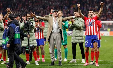 Los jugadores rojiblancos celebran la victoria y el billete a la siguiente ronda de la Champions League. En la imagen, el defensa uruguayo José María Giménez de paisano.