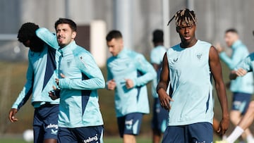 LEZAMA (BIZKAIA)., 17/10/2025.- Nico williams (d) durante el entrenamiento con el que el Athletic de Bilbao ha preparado este viernes el partido liguero del domingo ante el Elche en el Martínez Valero. EFE/ Miguel Toña