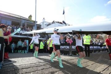 Equipo femenino de Cambridge preparandose para la carrera