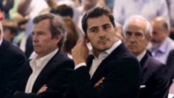 Iker Casillas, junto a su agente, Carlo Cutrop&iacute;a, en la despedida celebrada el 13 de julio en el palco del Santiago Bernab&eacute;u.