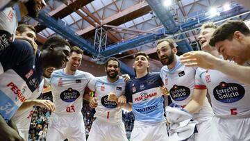 Los jugadores del Obradoiro celebran la victoria contra el Baskonia.