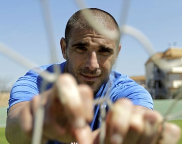 El malagueño es el futbolista que ha jugado en mayor cantidad de equipos distintos en Primera División. Curiosamente, con el Real Madrid nunca llegó a debutar en Liga, aunque si participó en dos encuentros de Liga de Campeones con el club madrileño, uno de ellos en la derrota ante el Lokomotiv moscovita en octubre de 2001. Volvió al foco al ser detenido por un presunto delito de amañamiento de partidos junto a su compañero Raúl Bravo.