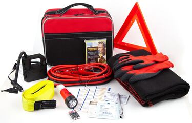 ¿Qué lleva en un kit de emergencia para auto? 