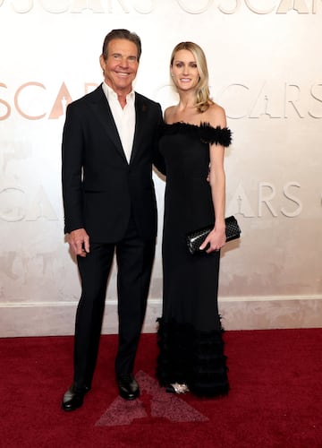 Dennis Quaid y Laura Savoie posan en la alfombra roja del Dolby Theatre.