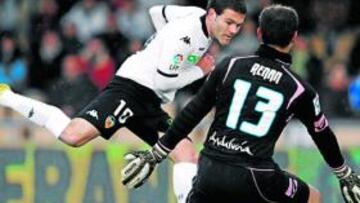 <b>EL PRIMERO. </b>Mata batió así a Renan en lo que fue el primer tanto del Valencia ayer en Chapín.
