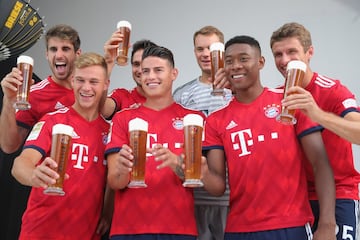 James Rodríguez y el Bayern Múnich posaron para la tradicional foto del equipo con los trajes que le hacen homenaje a la cerveza en Alemania