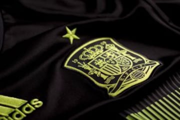 Negra y flúor, así es la nueva segunda equipación de la selección española de fútbol para el Mundial de Brasil 2014.