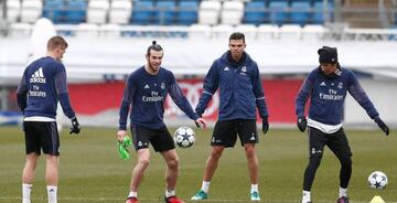 Bale, ejercitándose con el grupo.