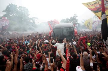 Miles de aficionados del Flamengo acompañaron al autocar del equipo brasileño por las calles de Río de Janeiro en su trayecto hacia el aeropuerto. El Flamengo viajó a Lima (Perú) para enfrentarse a River Plate en la final de la Copa Libertadores. Busca su segundo título, tras ganar la competición en 1981.