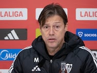 SEVILLA, 18/01/2026.- El entrenador del Sevilla FC Matías Almeyda durante la rueda de prensa posterior al entrenamiento del equipo, este domingo. EFE/ David Arjona