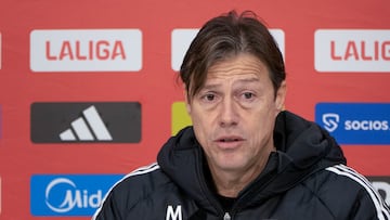 SEVILLA, 18/01/2026.- El entrenador del Sevilla FC Matías Almeyda durante la rueda de prensa posterior al entrenamiento del equipo, este domingo. EFE/ David Arjona