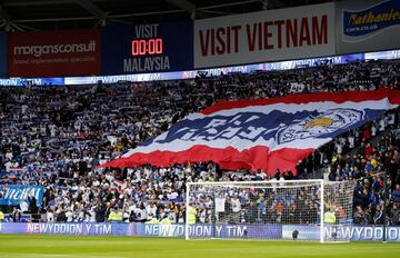 Los seguidores y la plantilla del Leicester han realizado un sentido homenaje a Vichai Srivaddhanaprabha antes del partido ante el Cardiff City.